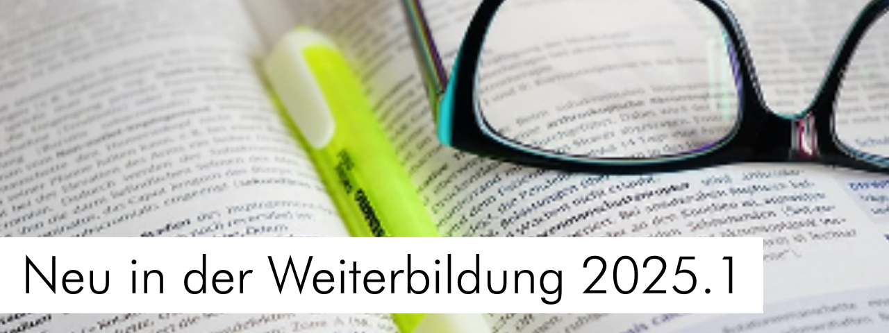 Nahansicht einer Lehrbuches auf dem eine Brille und ein Stift liegt. Unten der Schriftzug "Neu in der Weiterbiildung 2025.1"